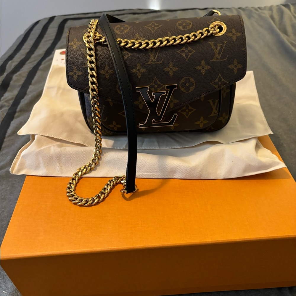Like new condition Louis Vuitton Passy